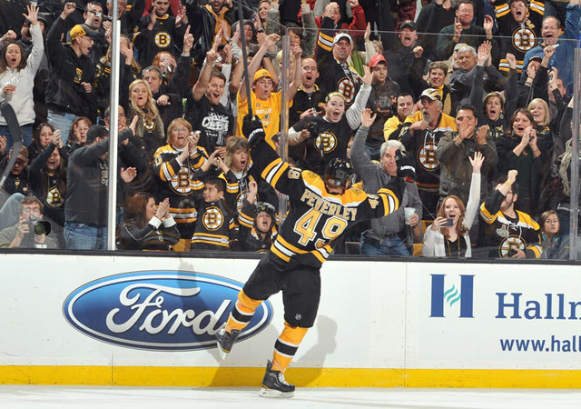 Peverley örül a góljának a Boston Bruins és a Buffalo Sabres mérkőzésén az NHL-ben 2011 novemberében
