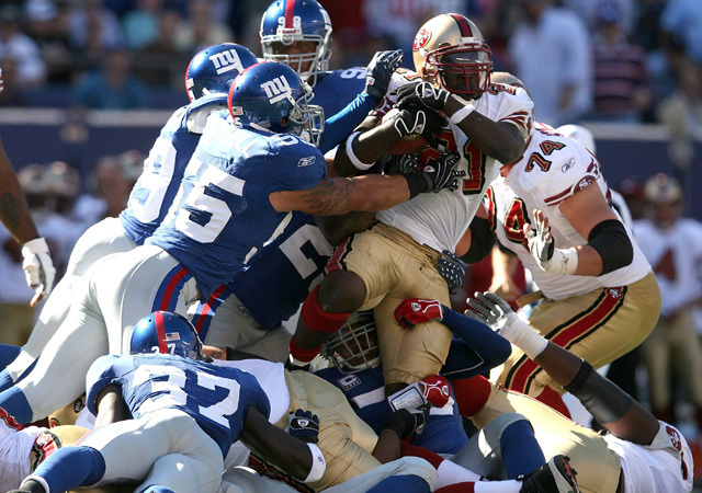 A New York Giants és a San Francisco 49ers játékosai küzdenek a két csapat NFL-mérkőzésén 2007-ben