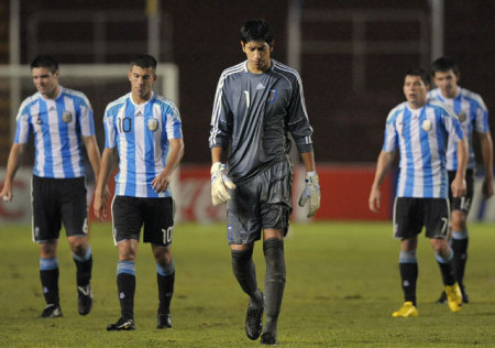 Az argentin U20-as válogatott tagjai ballagnak le a pályáról a Kolumbia elleni Copa América-meccs után
