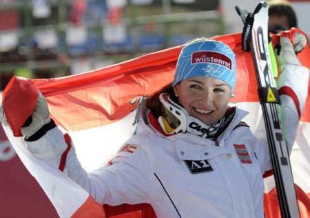 Elizabeth Görgl, a női lesiklás győztese ünnepel a Garmisch Partenkirchenben zajló alpesi sí-vb-n.