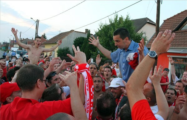 Benczés Miklós a szurkolókkal ünnepelt - Fotó: MTI