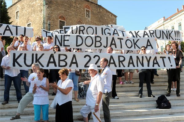 A női kosárlabda csapat, a Pécs 2010 szurkolói és szimpatizánsai tüntetnek a Széchenyi téren, a városháza előtt, mert aggódnak a nehéz anyagi helyzetbe került csapat miatt.