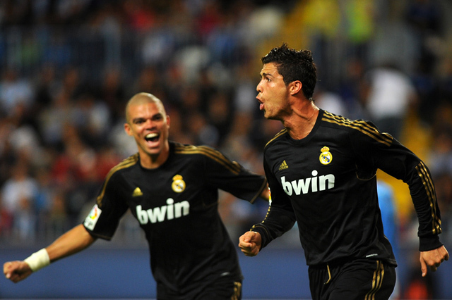 Cristiano Ronaldo, a Real Madrid labdarúgója örül a Málaga ellen szerzett góljának a spanyol bajnokságban