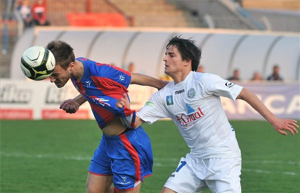 Hercegfalvi Zoltán (Vasas) elfejeli a labdát Szakály Dénes (ZTE) elől a labdarúgó OTP Bank Liga, 21. fordulójában játszott Vasas-Híd - ZTE FC mérkőzésen, az Illovszky Rudolf Stadionban.