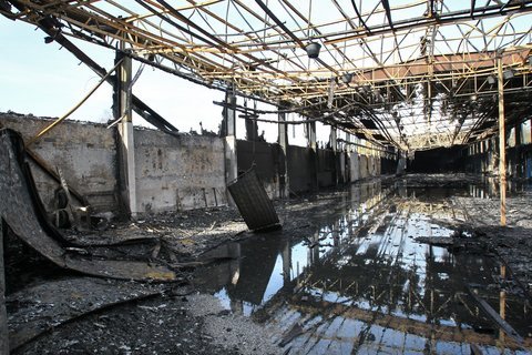 A tűz szinte teljesen tönkretette a schwerini csarnok épületét - Fotó: mz-web.de