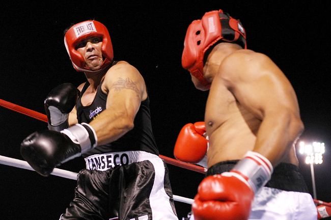 Jose Canseco, a korábbi baseball-játékos egy celebrity bokszmeccsen.