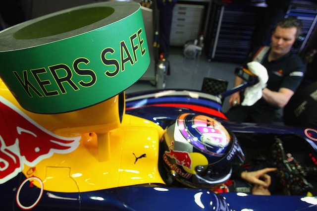 Red Bull a kinetikus energia-visszanyerő rendszerrel, a KERS-szel. 