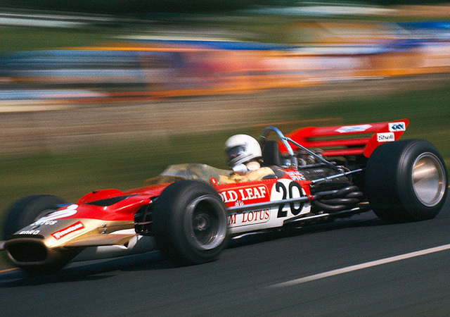 Jochen Rindt vezeti Lotus Ford autóját egy Forma-1-es futamon.