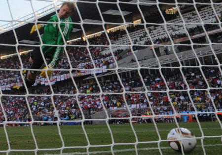 Neuer nézi a gólvonal mögé pattanó labdát Lampard lövése után a 2010 vb-n az Anglia-Németország nyolcaddöntőn