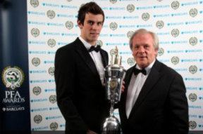 Gareth Bale-nek Gordon Taylor, a PFA igazgatója adta át a díjat