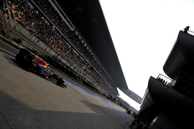 A Kínai Nagydíjon Mark Webber Red Bull Renault-ja száguld a célegyenesben 