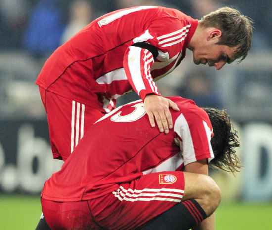 Lahm vigasztalja Gomezt a 3-2-re elvesztett Bayern-Inter BL-nyolcaddöntő visszavágó után 2011 márciusában