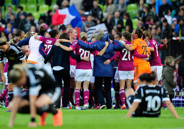 Az Olympique Lyon játékosai örülnek a győzelmüknek a Frankfurt ellen a női Bajnokok Ligája döntőjében 2012-ben.