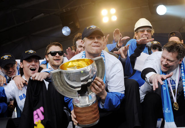 A finn jégkorong-válogatott ünnepli a csapat világbajnoki címét 2011 májusában