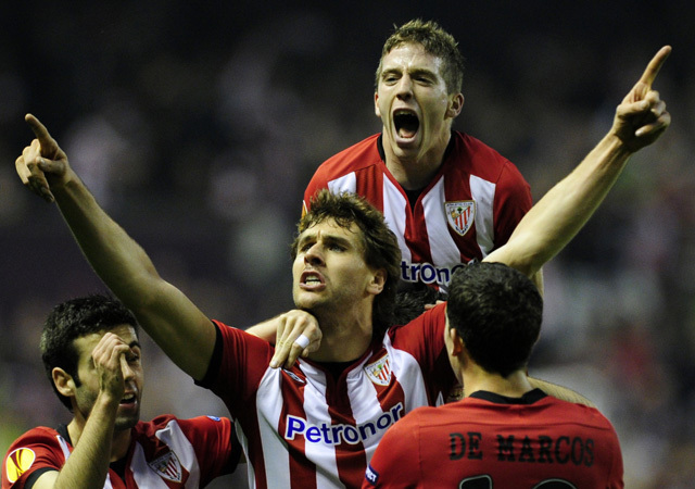 A Bilbao játékosai örülnek Fernando Llorente góljának a Manchester United elleni Európa Liga-mérkőzésen 2012-ben.