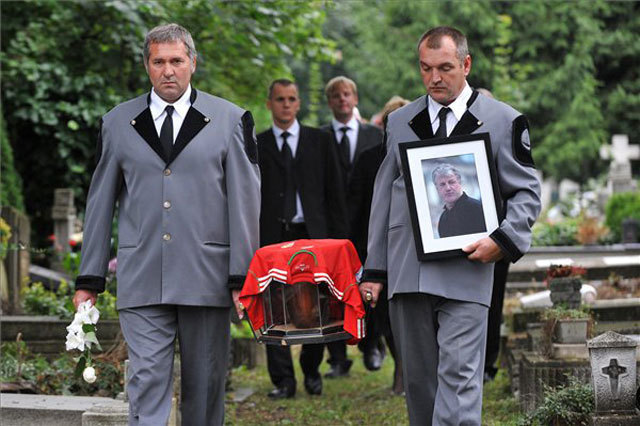 Több százan kísérték utolsó útjára a 2011. július 16-án, 66 évesen, súlyos betegség után elhunyt Bicskei Bertalan válogatott kapust, a magyar labdarúgó-válogatott korábbi szövetségi kapitányát a Farkasréti temetőben
