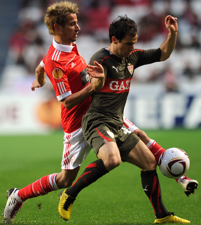 Hajnal Tamás a Stuttgart és Fabio Coentrao, a Benfica játékosa a két csapat Európa Liga mérkőzésén.